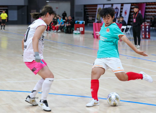 長春長早風云隊球員王悅馨(左)在比賽中盯防北京體育大學隊球員王銀梨 長春長早風云隊球員王悅馨(左)在比賽中盯防北京體育大學隊球員王銀梨