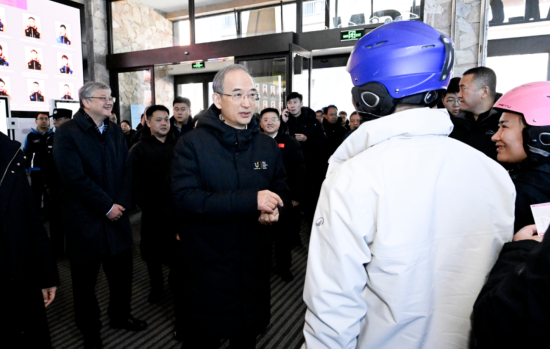 11��22��������ʡ2025-2026��ѩ���_���ߵ�31�ü����Fڡ��ѩ��(ji��)�_Ļʽ�ڼ����������ɻ����ȼم^(q��)�e����ʡί��ӛ�S��(qi��ng)��ѩ�ߴ�d�c��ʡ�ο��H�н�����