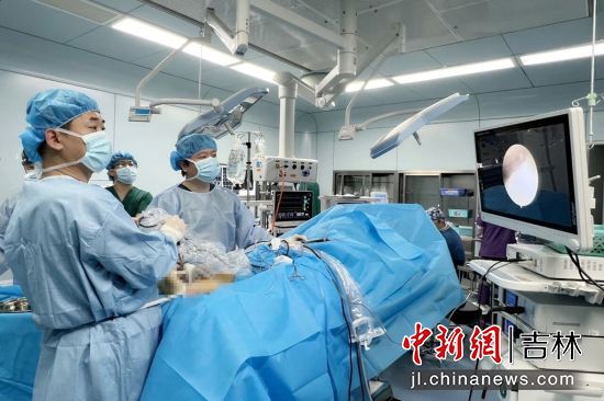 為患者做手術(shù) 延吉市委宣傳部/供圖 為患者做手術(shù) 延吉市委宣傳部/供圖