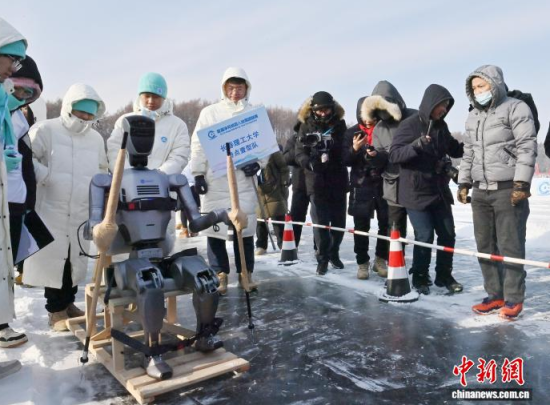 1��10���������L(zh��ng)����һ��(ch��ng)�C(j��)���˱�ѩِ�����C(j��)�������������ϓ]��(d��ng)ѩ�ȣ��ڱ����ϊ^����������������ӛ�� ���� �z